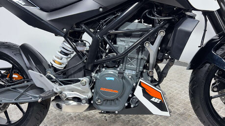 KTM Duke 2016 5k new part 125cc learner naked new mot serviced warranty 26