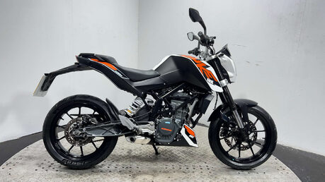 KTM Duke 2016 5k new part 125cc learner naked new mot serviced warranty 33