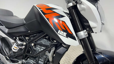 KTM Duke 2016 5k new part 125cc learner naked new mot serviced warranty 24