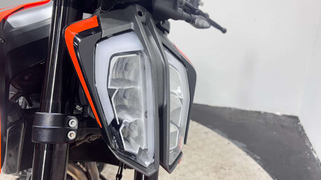 KTM Duke 2018 7K EXCELLENT CONDITION NEW MOT WARRANTY SERVICED 790CC 37