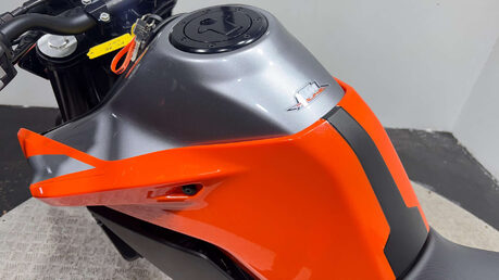 KTM Duke 2018 7K EXCELLENT CONDITION NEW MOT WARRANTY SERVICED 790CC 27