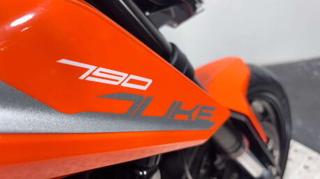 KTM Duke 2018 7K EXCELLENT CONDITION NEW MOT WARRANTY SERVICED 790CC 9