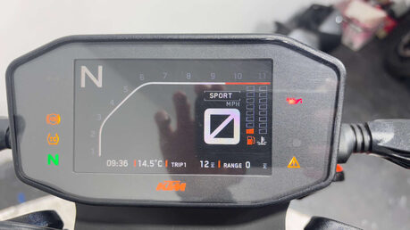 KTM Duke 2018 7K EXCELLENT CONDITION NEW MOT WARRANTY SERVICED 790CC 38