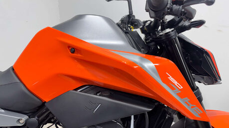 KTM Duke 2018 7K EXCELLENT CONDITION NEW MOT WARRANTY SERVICED 790CC 21