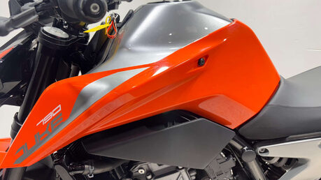 KTM Duke 2018 7K EXCELLENT CONDITION NEW MOT WARRANTY SERVICED 790CC 14