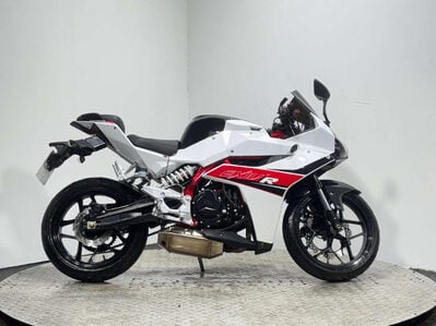 Hyosung GD 2016 ONLY 1K VERY CLEAN LIGHT WEIGHT SPORTS BIKE 250CC NEW MOT