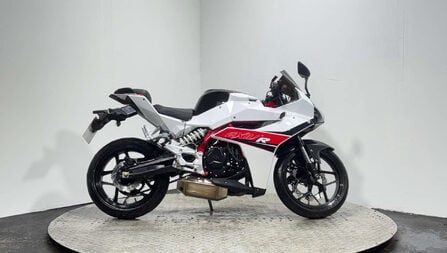 Hyosung GD 2016 ONLY 1K VERY CLEAN LIGHT WEIGHT SPORTS BIKE 250CC NEW MOT