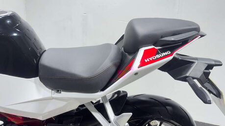 Hyosung GD 2016 ONLY 1K VERY CLEAN LIGHT WEIGHT SPORTS BIKE 250CC NEW MOT 37