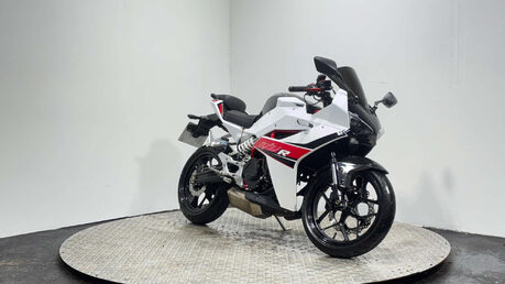 Hyosung GD 2016 ONLY 1K VERY CLEAN LIGHT WEIGHT SPORTS BIKE 250CC NEW MOT 2