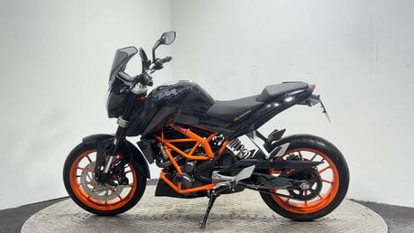 KTM 390 DUKE 2014 FULL HISTORY ONLY 5K VERY CLEAN A2 READY NAKED BIKE 390CC 4