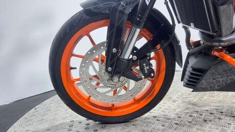 KTM 390 DUKE 2014 FULL HISTORY ONLY 5K VERY CLEAN A2 READY NAKED BIKE 390CC 22