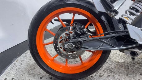 KTM 390 DUKE 2014 FULL HISTORY ONLY 5K VERY CLEAN A2 READY NAKED BIKE 390CC 35