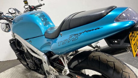 Triumph Daytona T595 NON RUNNING NAKED 955 PROJECT 11