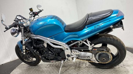 Triumph Daytona T595 NON RUNNING NAKED 955 PROJECT 19