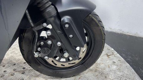 Yadea G5 LEXMOTO ELECTRIC SCOOTER BIKE RIDE AT 16 TRADE SALE ESCOOTER 16