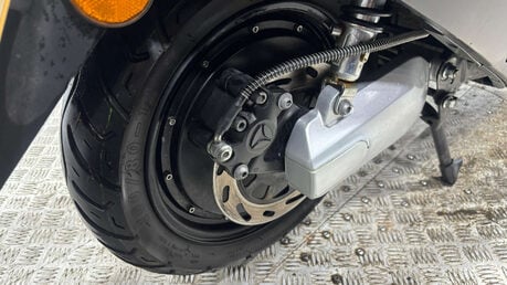 Yadea G5 LEXMOTO ELECTRIC SCOOTER BIKE RIDE AT 16 TRADE SALE ESCOOTER 8