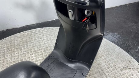 Yadea G5 LEXMOTO ELECTRIC SCOOTER BIKE RIDE AT 16 TRADE SALE ESCOOTER 12