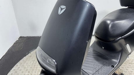 Yadea G5 LEXMOTO ELECTRIC SCOOTER BIKE RIDE AT 16 TRADE SALE ESCOOTER 18