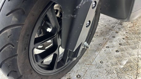 Yadea G5 LEXMOTO ELECTRIC SCOOTER BIKE RIDE AT 16 TRADE SALE ESCOOTER 22