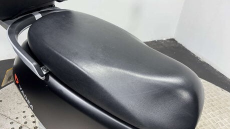 Yadea G5 LEXMOTO ELECTRIC SCOOTER BIKE RIDE AT 16 TRADE SALE ESCOOTER 30