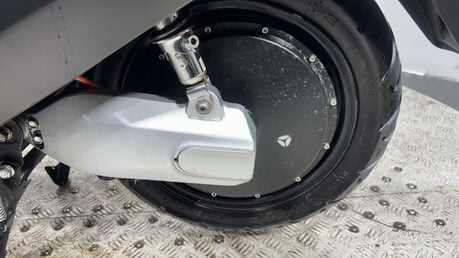 Yadea G5 LEXMOTO ELECTRIC SCOOTER BIKE RIDE AT 16 TRADE SALE ESCOOTER 9