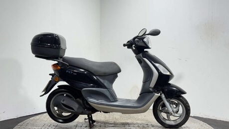 Piaggio Fly 2005 17K NON RUNNING PROJECT SCOOTER SPARES OR REPAIR BIKE 125CC 1