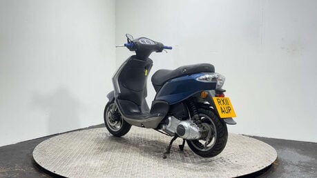 Piaggio Fly 2011 RUNNING PROJECT BIKE SPARES OR REPAIR 125CC SCOOTER 6