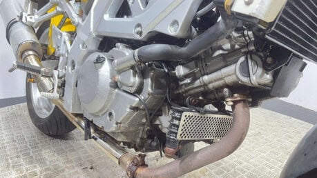 Suzuki SV650 N 2004 17K RUNNING PROJECT BIKE SPARES OR REPAIR 650CC NAKED A2 11