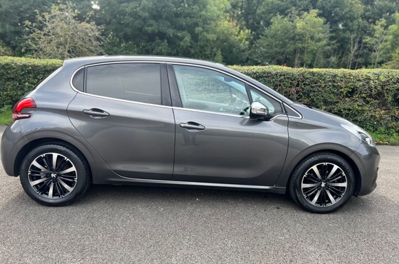 Peugeot 208 1.2 PURETECH ALLURE PREMIUM 6