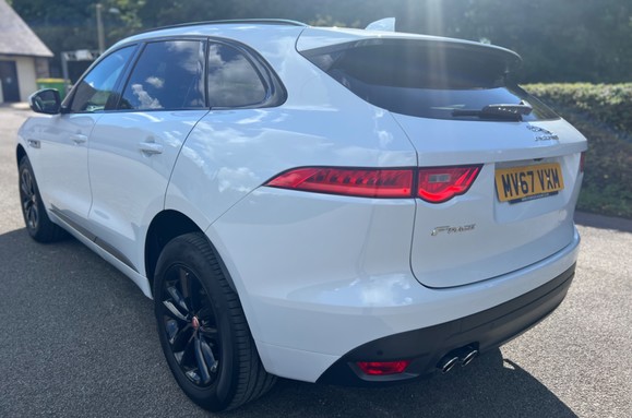 Jaguar F-Pace 2.0D 165 R-SPORT PAN ROOF 11