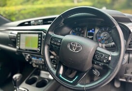 Toyota Hilux INVINCIBLE X 4WD 2.8 D-4D DCB AUTO 17