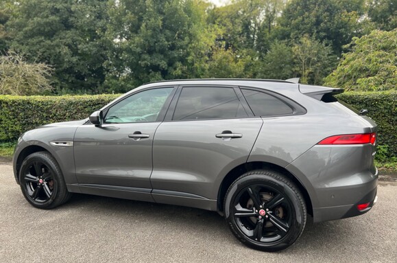 Jaguar F-Pace 2.0D R-SPORT AWD AUTO 12