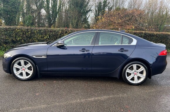 Jaguar XE 2.0D PORTFOLIO AUTO   13