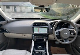 Jaguar XE 2.0D PORTFOLIO AUTO   34