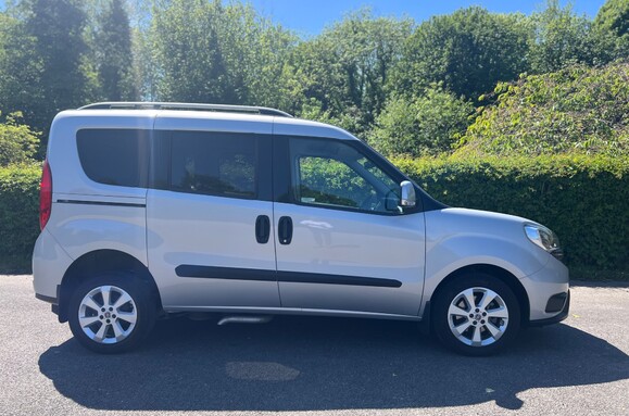 Fiat Doblo 1.6 D MULTIJET LOUNGE WHEELCHAIR ADAPTED WAV 8