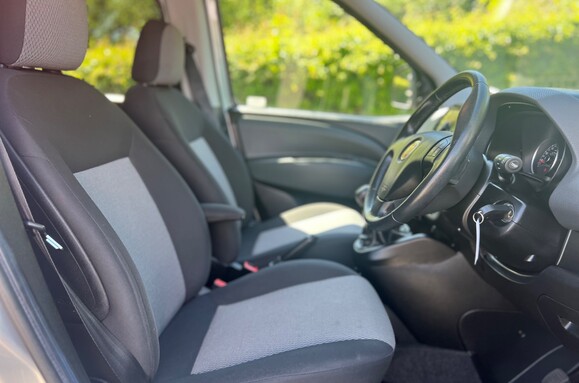 Fiat Doblo 1.6 D MULTIJET LOUNGE WHEELCHAIR ADAPTED WAV 18