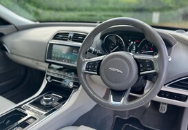 Jaguar XE 2.0D PORTFOLIO AUTOMATIC 17