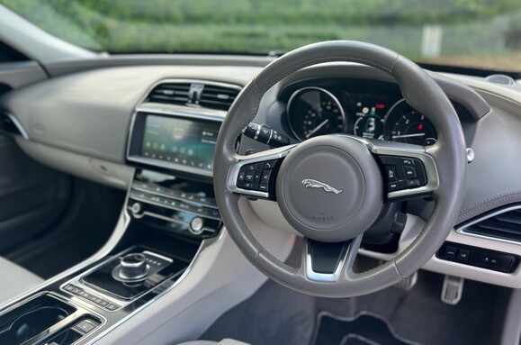 Jaguar XE 2.0D PORTFOLIO AUTOMATIC 17