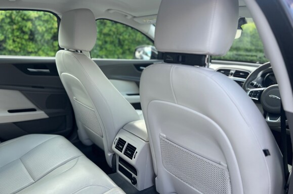 Jaguar XE 2.0D PORTFOLIO AUTOMATIC 19