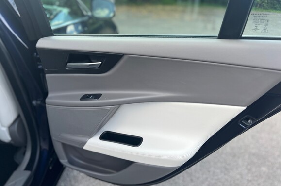 Jaguar XE 2.0D PORTFOLIO AUTOMATIC 22