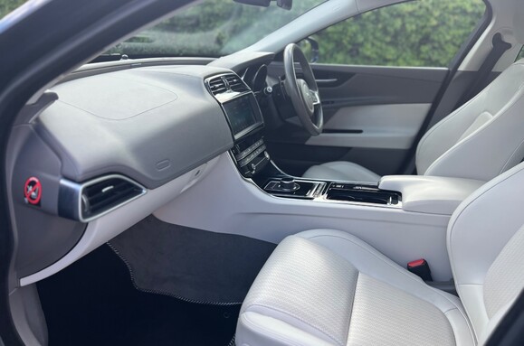 Jaguar XE 2.0D PORTFOLIO AUTOMATIC 25