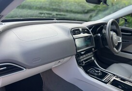 Jaguar XE 2.0D PORTFOLIO AUTOMATIC 26