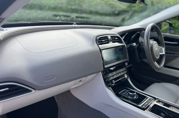 Jaguar XE 2.0D PORTFOLIO AUTOMATIC 26