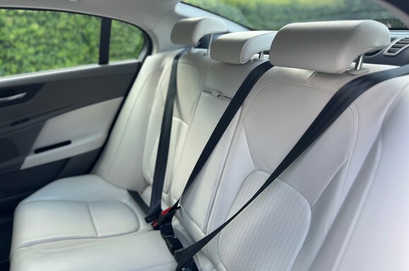 Jaguar XE 2.0D PORTFOLIO AUTOMATIC 29