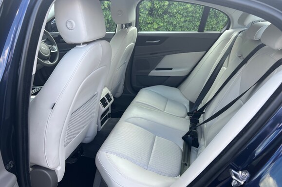 Jaguar XE 2.0D PORTFOLIO AUTOMATIC 30