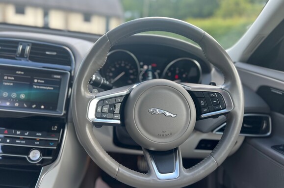 Jaguar XE 2.0D PORTFOLIO AUTOMATIC 31
