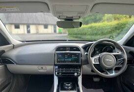 Jaguar XE 2.0D PORTFOLIO AUTOMATIC 32