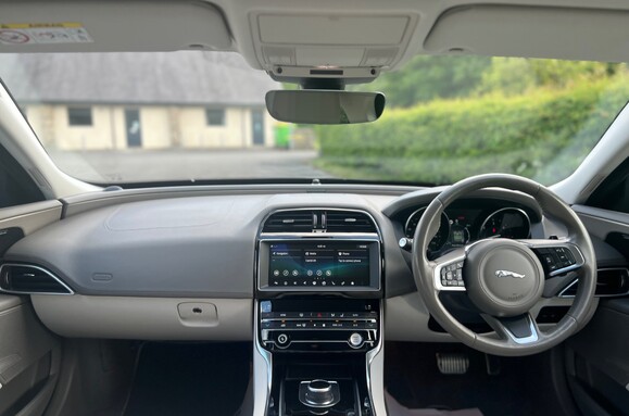 Jaguar XE 2.0D PORTFOLIO AUTOMATIC 32