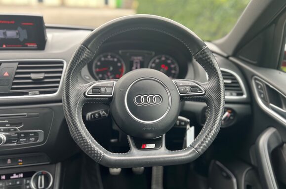 Audi Q3 1.4 TFSI BLACK EDITION £5000 EXTRAS 31