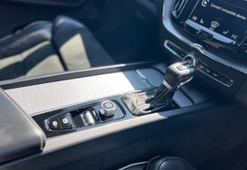 Volvo XC60 2.0 D4 R-DESIGN AWD AUTO GLASS PANORAMIC ROOF 24